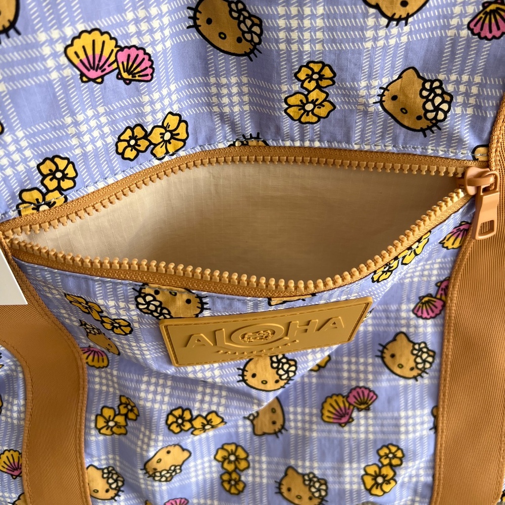 ALOHA Collection Big Show Exclusive Hello Kitty Palaka Nylon Zipper Tote - Picture 4 of 7